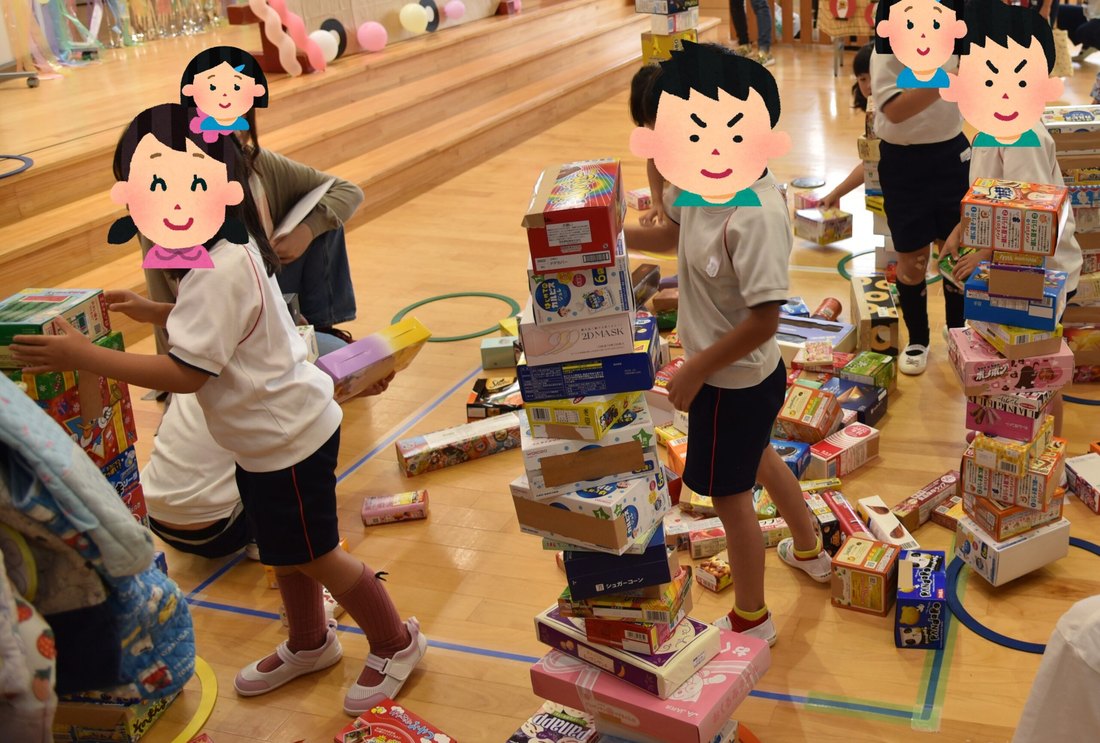 保育室で先生と積み木遊びを楽しむ園児たち