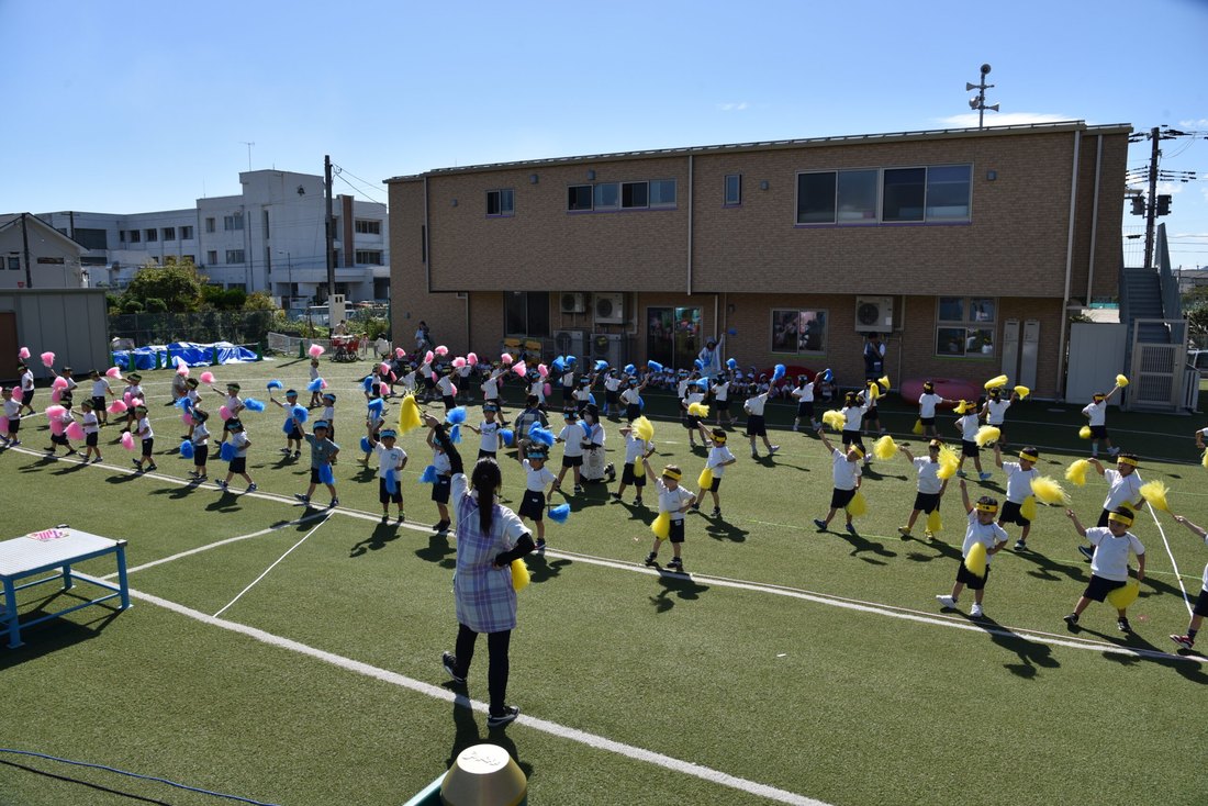 園舎と、その前に広がる人工芝の園庭
