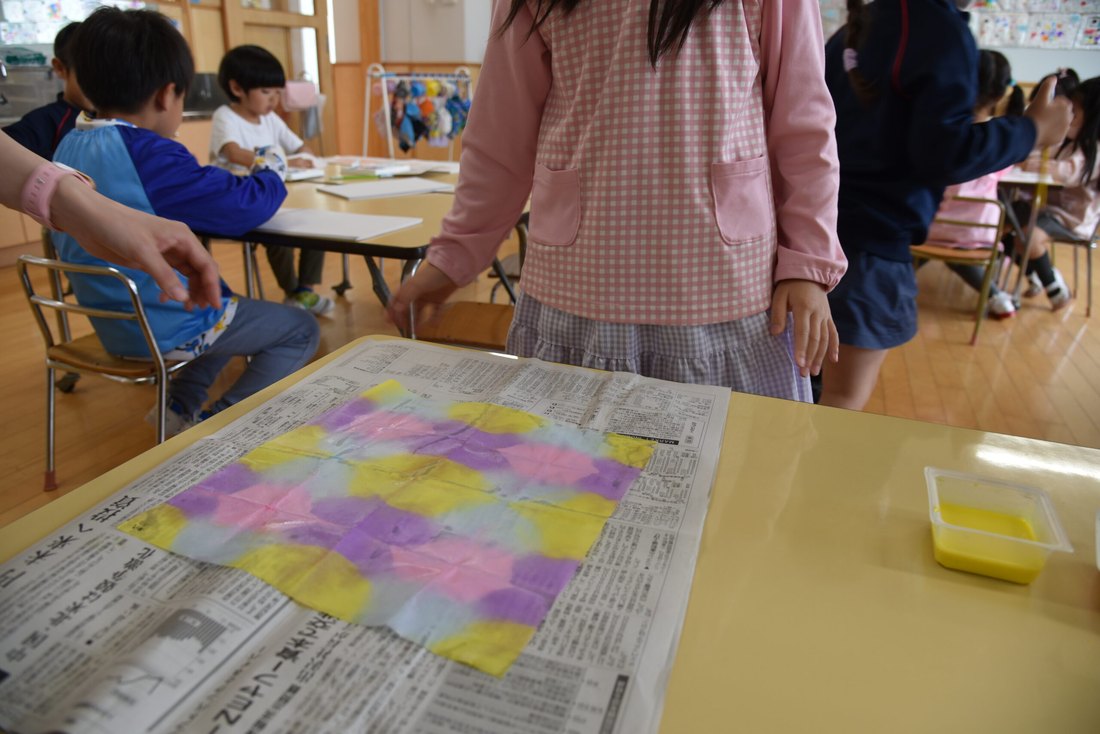 幼稚園部の保育室で制作活動に取り組む園児たち