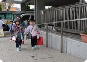 保護者と一緒に園舎へ登園する子どもたち