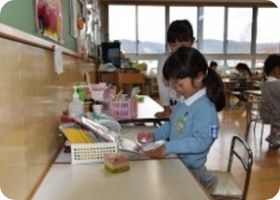 教室で朝の身支度をする子どもたち