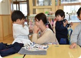 先生と一緒に身支度をする子どもたち