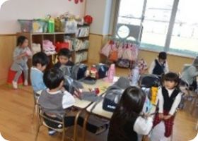 教室で帰りの支度をする子どもたち