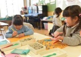数の教具を使って学ぶ子どもたち