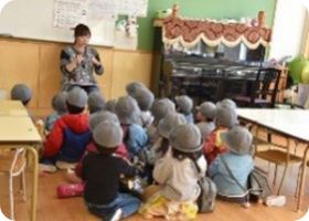 帰りの会で先生の話を聞く子どもたち