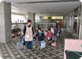 先生に見送られて降園する子どもたち