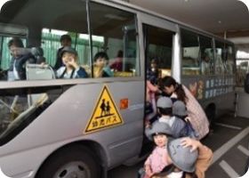 送迎バスに乗り込む子どもたち