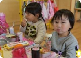 給食を味わって食べる子どもたち