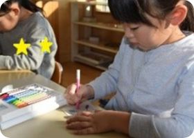 色鉛筆と教具を使って活動に取り組む園児