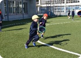 園庭で縄跳びをして遊ぶ子ども