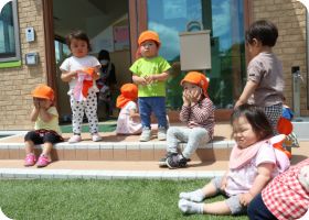園庭で思い思いに過ごす子どもたち