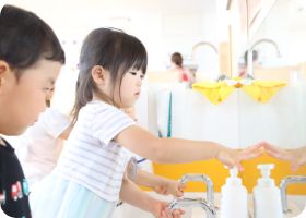 手洗い場で手を洗う子どもたち