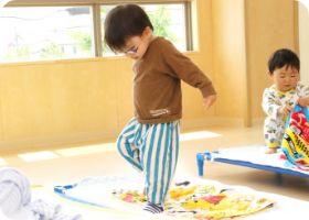 食後に保育室で過ごす子どもたち