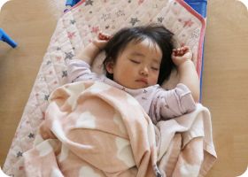 コットでぐっすり眠る子ども