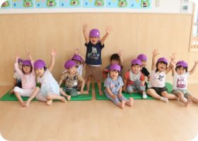 手をあげて元気に応える子どもたち