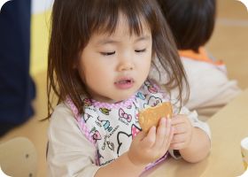 午前のおやつを味わう子ども