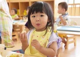 午後のおやつを食べる子ども