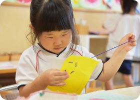色画用紙を使った製作に取り組む園児