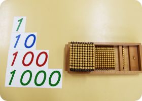 1・10・100・1000 の数量を表す金ビーズの教具