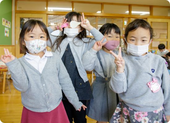 年齢の違う子どもたちが一緒に笑顔で並ぶ様子