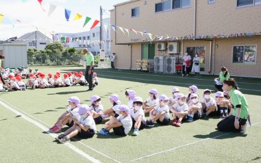 万国旗のはためく園庭で行う運動会
