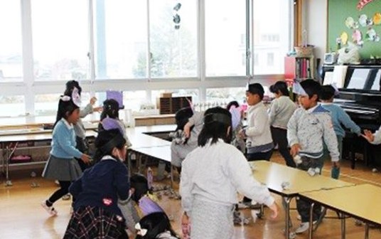 保育室でお別れ会の準備をする園児と保護者