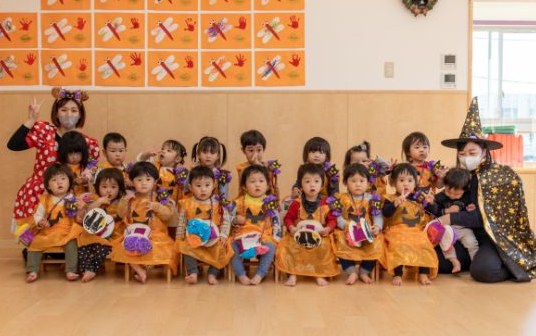 ハロウィーン会で仮装して並ぶ園児たち