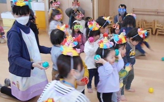 保育室で豆まき会を楽しむ園児たち