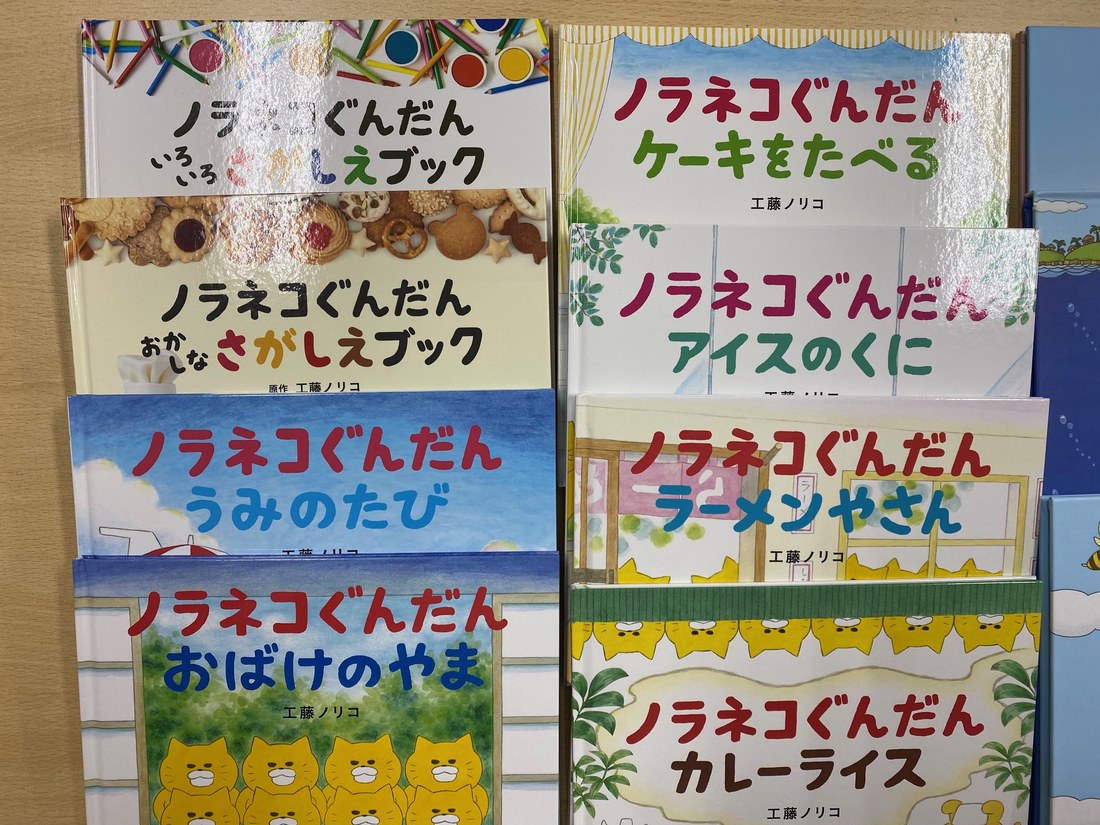 言語教育の教具に取り組む園児