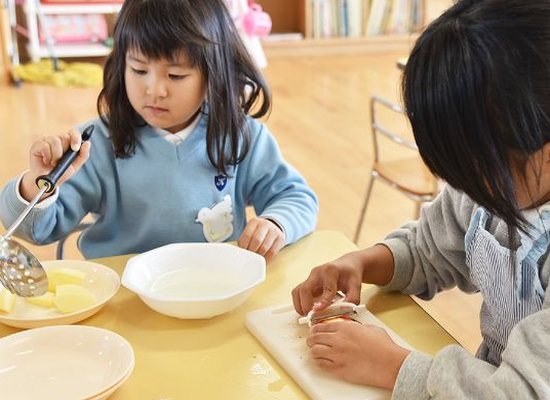 日常生活の活動に取り組む園児たち