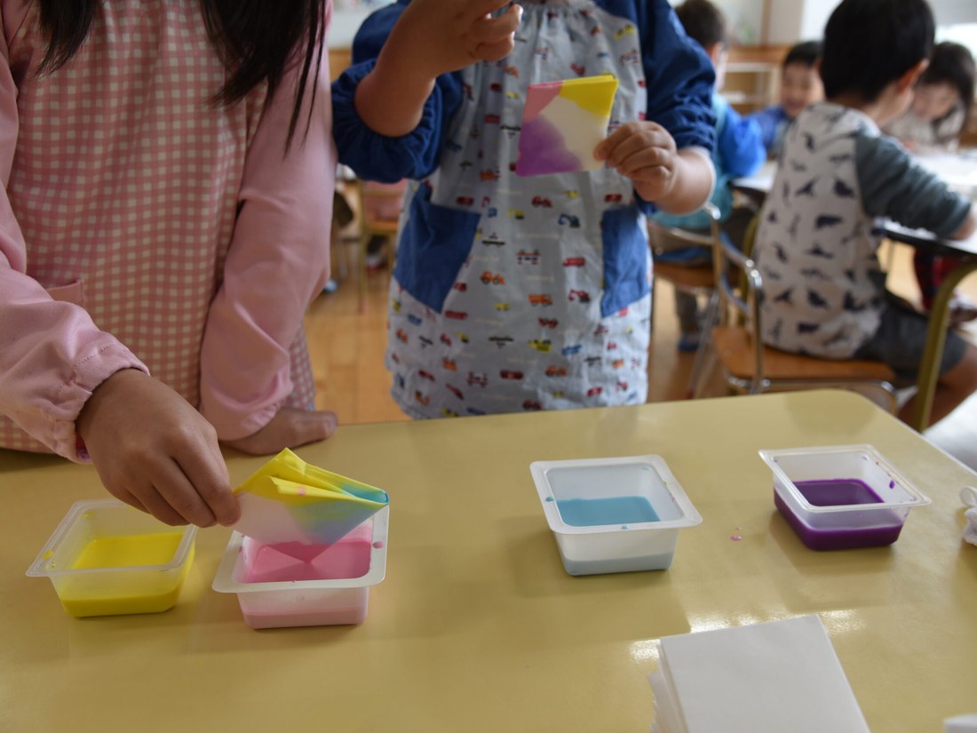 感覚教育の教具に取り組む園児たち
