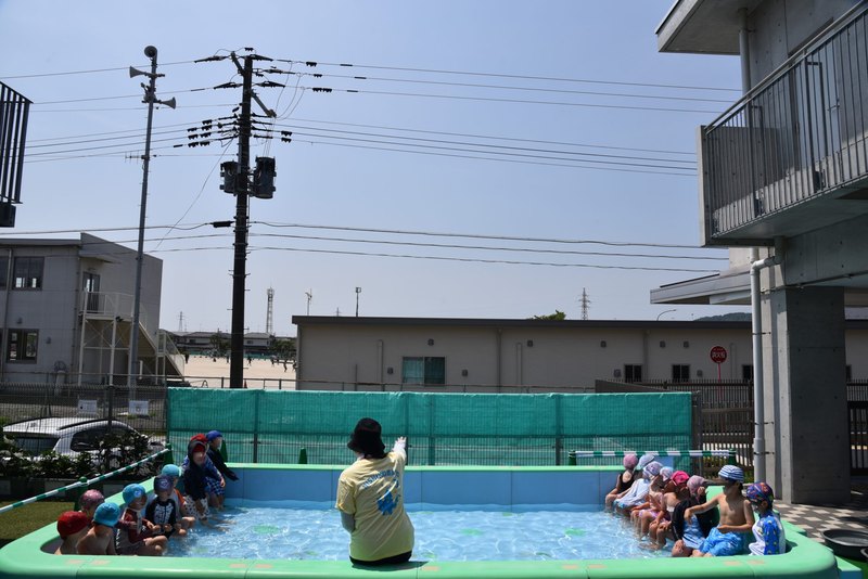 プールで水遊びを楽しむ園児たち