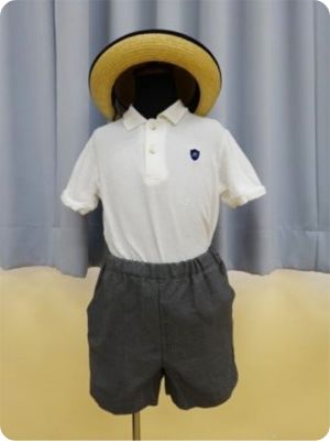 夏の制服(白のポロシャツ・グレーの半ズボン・麦わら帽子)