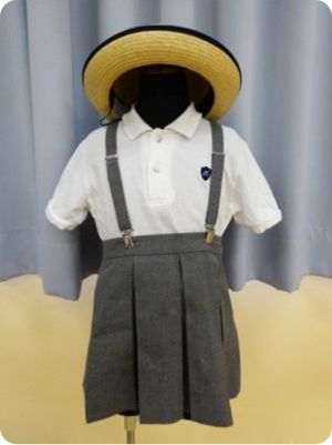 夏の制服(白のポロシャツ・グレーの吊りスカート・麦わら帽子)