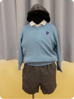 冬の制服(水色のセーター・ブラウンの半ズボン・帽子)