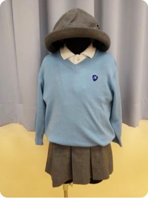 冬の制服(水色のセーター・ブラウンのスカート・帽子)